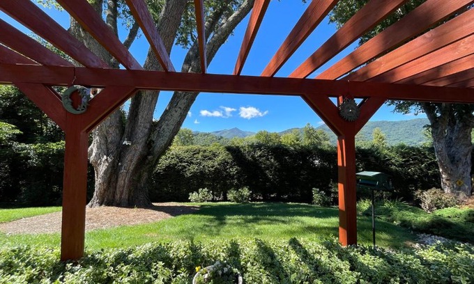 Waynesville Bed & Breakfast | Brookside Mountain Mist Inn