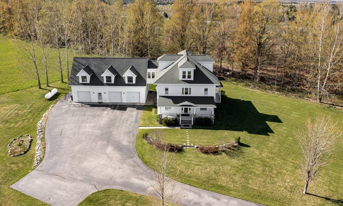 Williamsburg Other | 🐎 Broomhead Farmhouse | Victorian Yuba Vineyard Retreat | Near GLEF | MAIN HOUSE ➠ 5721
