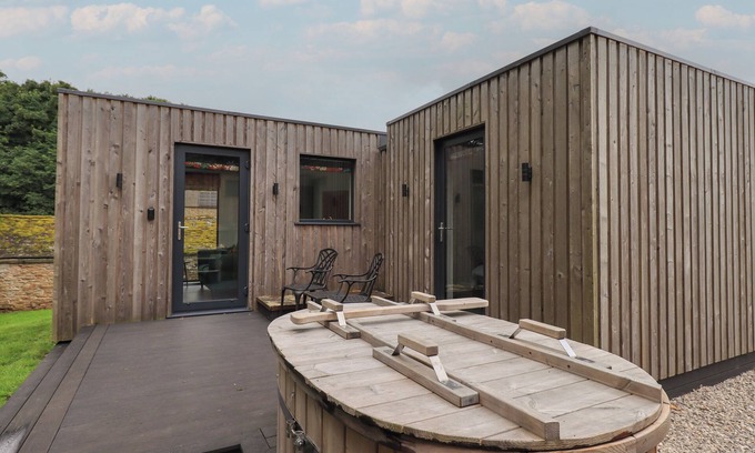 Penrith Cottage | BROW WOOD CABIN, pet friendly, with hot tub in Ullswater