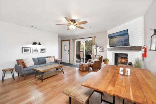 Summit Estates House | Brownie's Den- Modern Cozy Central Resort Condo