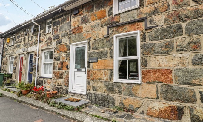 Beddgelert Cottage | BRYN AFON, family friendly, character holiday cottage in Beddgelert