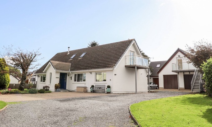 Hundleton House | BRYN AWEL HOUSE, pet friendly, with open fire in Pembroke