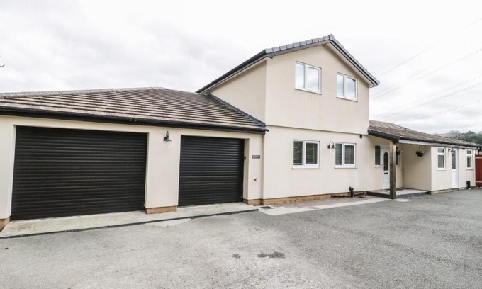 Eglwysbach House | Bryn Derw Holiday Cottage