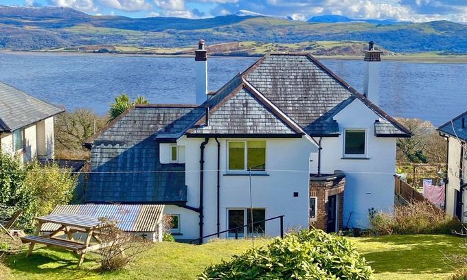 Borth-y-Gest House | BRYN EITHIN, pet friendly, character holiday cottage in Porthmadog
