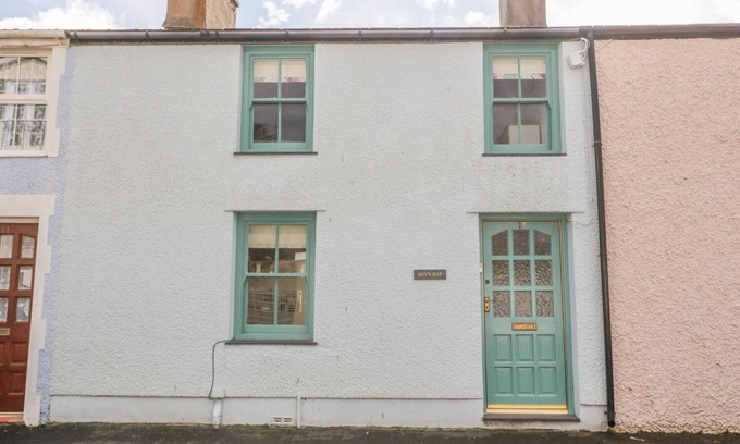 Beaumaris Cottage | BRYN HAF, NEW STREET, family friendly, with open fire in Beaumaris