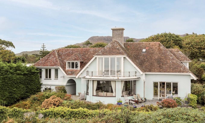 Borth-y-Gest Cottage | BRYN Y MOR, BORTH Y GEST, family friendly in Borth-Y-Gest