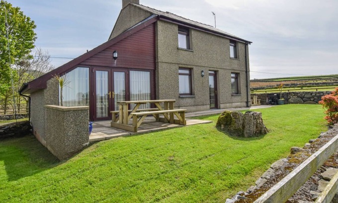 Garndolbenmaen House | Bryn Ystrad Llyn in Porthmadog