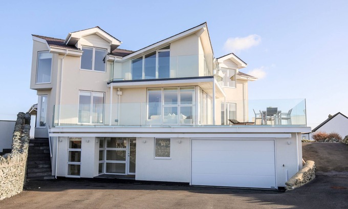 Trearddur Bay Cottage | BRYNIAU, pet friendly, luxury holiday cottage in Trearddur Bay