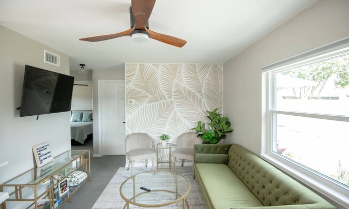 Pine Castle House | Buchanon Bungalows Palm Suite