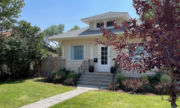 Cody House | Buckaroo- families and pets welcome!