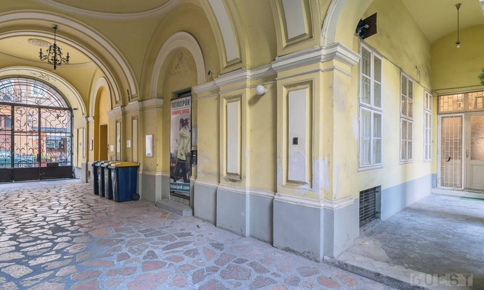 Inner City Budapest Apartment | Budapest Central: Gracious Loft