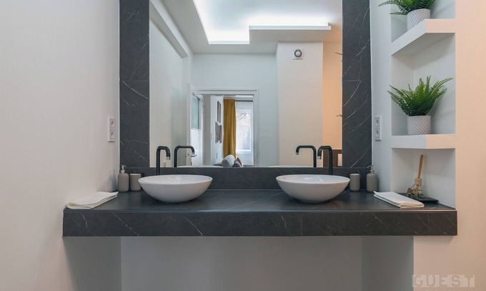 Belvaros - Lipotvaros Apartment | Budapest Classic Getaway