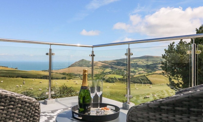 Berrynarbor Cottage | BUDDICOMBE HOUSE, pet friendly, with open fire in Combe Martin