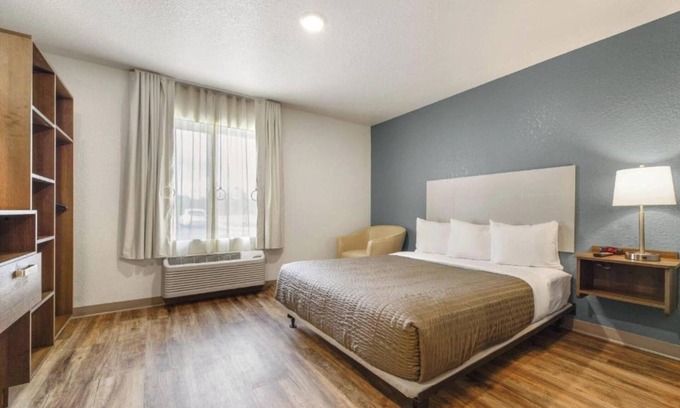 Newnan Hotel | Budget-Friendly 3 Room Stay w/King or Queen Bed Near Local Attractions