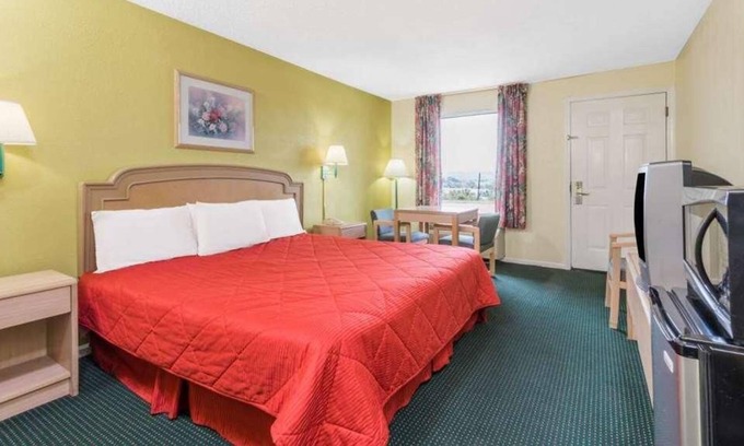 Berea House | Budget-friendly Accommodation at Knights Inn Berea! Pets Allowed, Free Breakfast