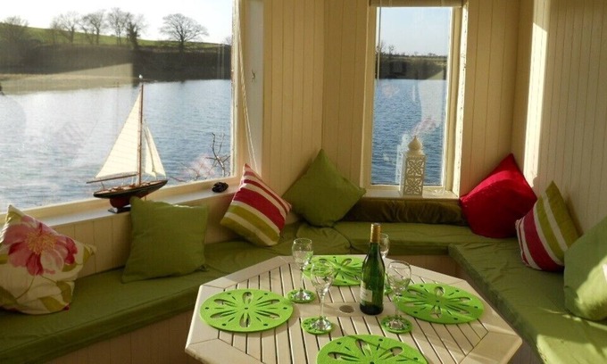 Bamburgh Apartment | Budle Bay, Nr Bamburgh, Sea Views, Health Club Pool, Jetty Cottage Fun! WIFI