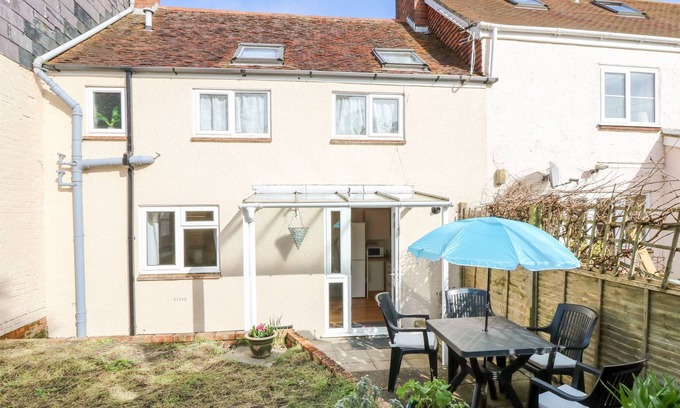Newport House | BUGLE COTTAGE, pet friendly, character holiday cottage in Carisbrooke