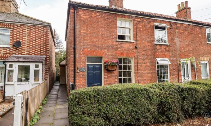 Alford House | Bumble Bee Cottage