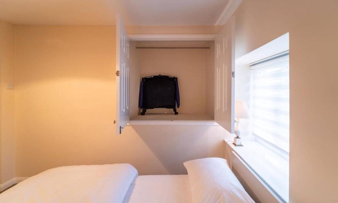 Witney House | Bumble Bee Cottage in Witney