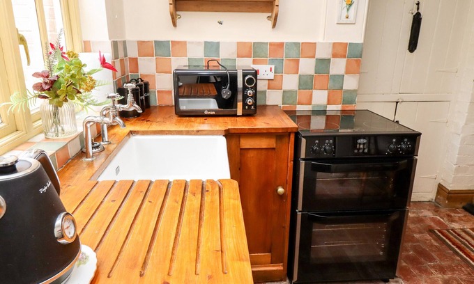 Alford Cottage | BUMBLE BEE COTTAGE, pet friendly, character holiday cottage in Alford