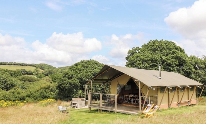 Grampound Cottage | BUMBLE @ STARS & EMBERS GLAMPING, pet friendly in Grampound