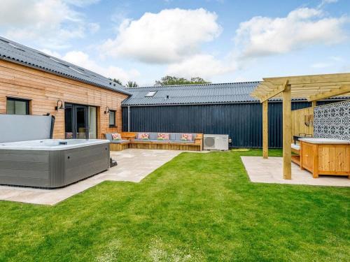 Boston House | Bumblebee