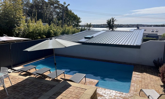 Bundeena House | Bundeena Base Art House, Sea View with Solar Heated Pool