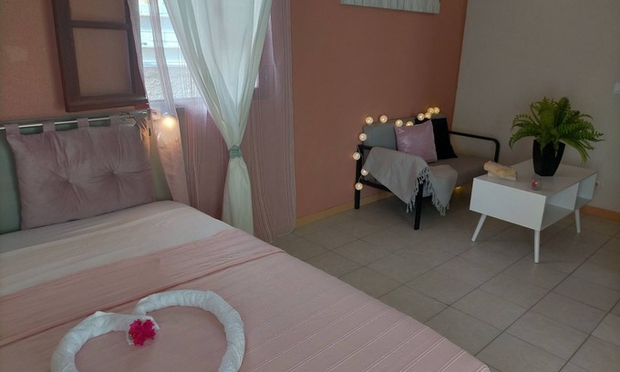 Sainte-Rose House | Bungalow Agathe Pour les Amoureux à 2 Minutes de la Plage, au Bord de la Piscine