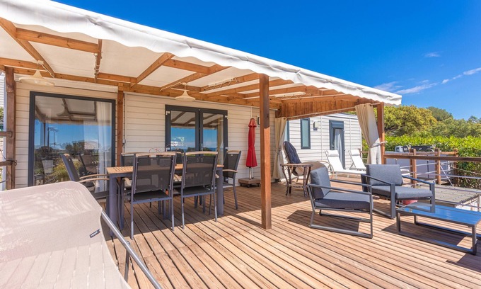 Le Dramont House | Bungalow 'Ile D'or Parcelle Victor Hugo 1' with Sea View, Shared Pool and Private Terrace
