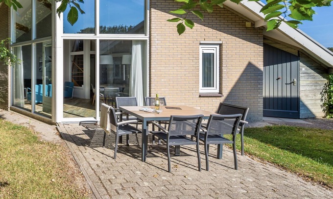 Domburg House | Bungalow near North Sea Beach with Garden