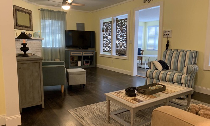 Tavares House | Bungalow on Barrow Lake Dora, Big House, fishing, Mt Dora and downtown Tavares