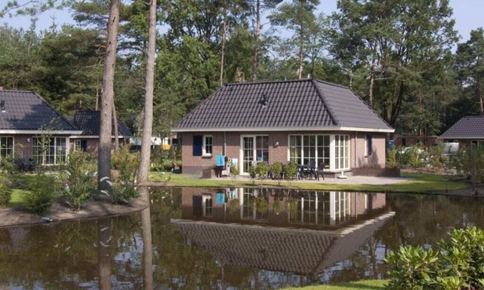 Beekbergen-Zuid House | Bungalow with 5 bedrooms and a garden