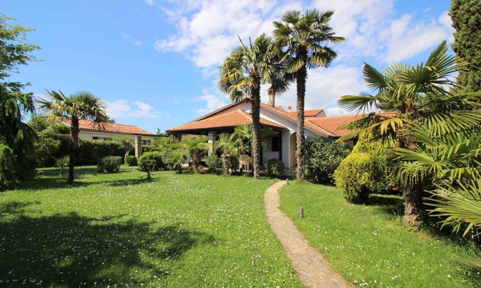 Mali Maj House | Bungalow with beautiful garden and air conditioning