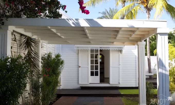 Etang Sale Les Bains House | BUNGALOW with heated swimming pool and garden 5 minutes from the beach