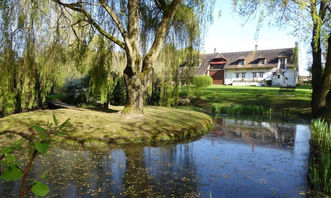 Pontoux Apartment | Burgundy apartment with balcony, near Beaune, Dijon, Dole, quiet location