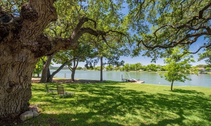 Kingsland House | Burl Wood Cabin Lakefront w/Shaded Yard & Fishing