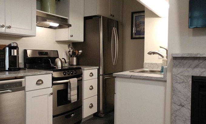 South End Apartment | Burlington Walkabout Peaceful City Retreat-Walk to EVERYTHING downtown.