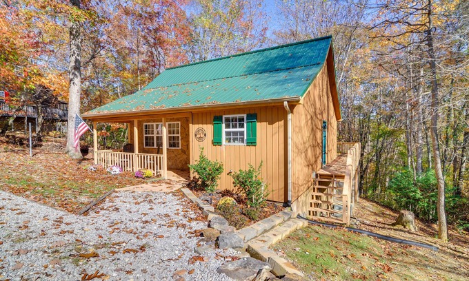 Sloans Valley Cabin | Burnside Resort Cabin w/Hot Tub & Outdoor Spots!