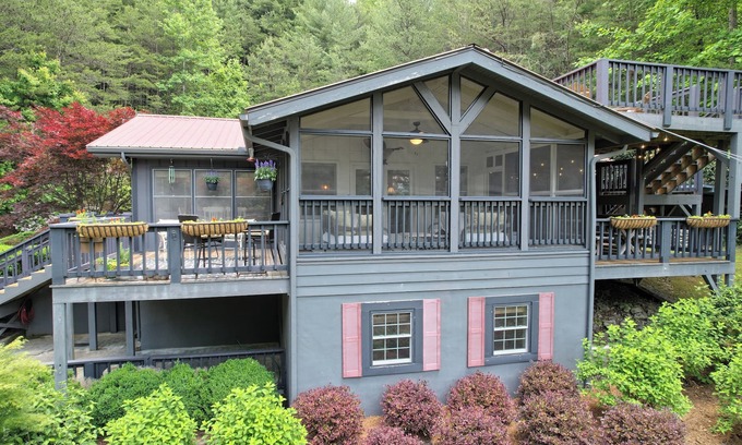 Clayton House | Burton Surf Club - Lakefront with Dock 5 Bedroom Renovation - Sleeps 8