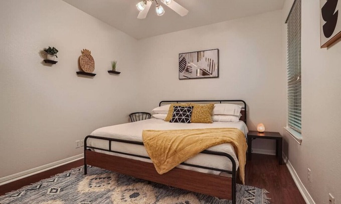 North Loop House | Business Friendly Central Austin 3/2 Townhome w/Pool!