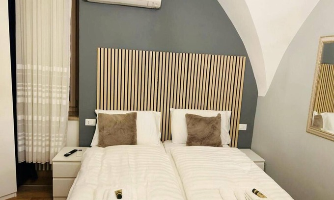 Lavis Bed & Breakfast | Business room & private bathroom