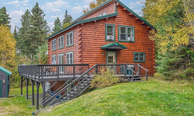Rangeley House | 🐾Butler House - Spacious log home nestled in the woods, dog friendly