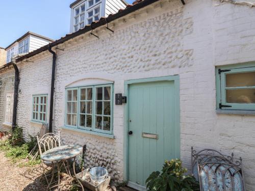 Holt House | Buttercup