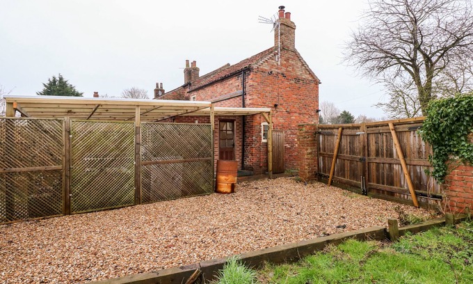 Maltby le Marsh Cottage | BUTTERFLY COTTAGE, pet friendly, with hot tub in Mablethorpe