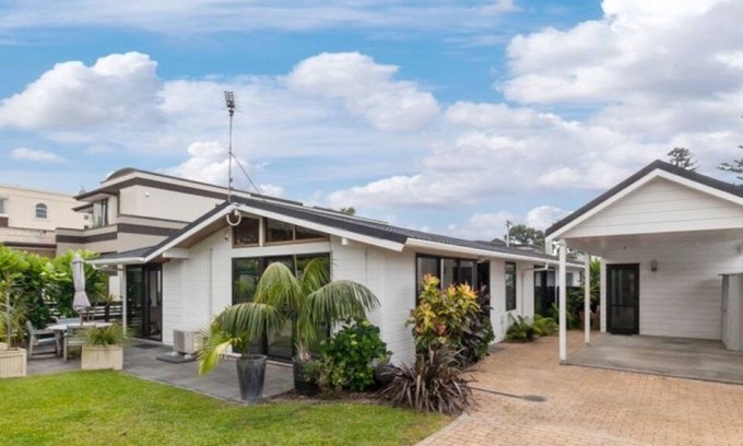 Orewa House | Buzzing restaurant Orewa Village and Orewa Beach a quick walk. Pet friendly.