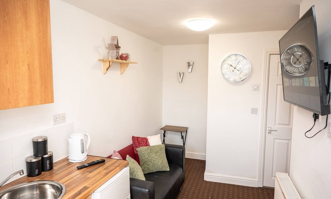 Huddersfield Apartment | Bv Homely Cozy Studio Apt Free Parking