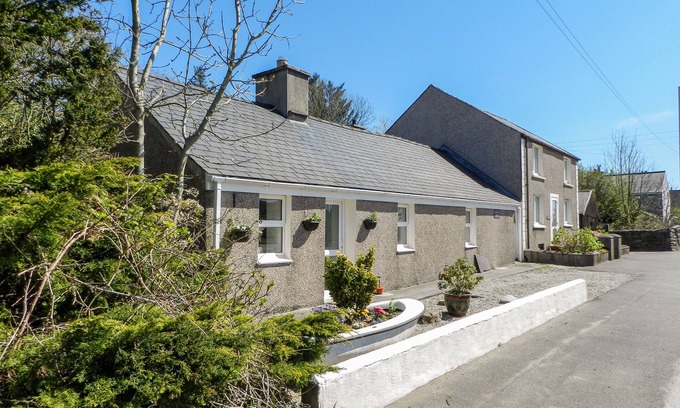 Llanllyfni Cottage | BWLCH YR AWEL COTTAGE, family friendly, with a garden in Penygroes