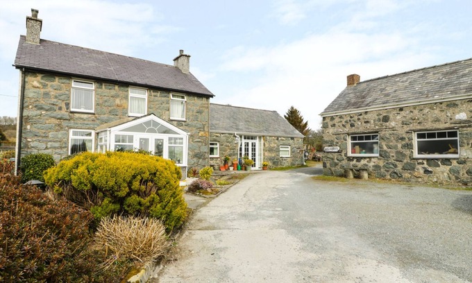 Garndolbenmaen Cottage | BWTHYN AEL Y BRYN, pet friendly, with a garden in Criccieth