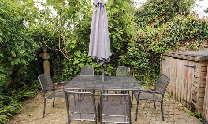 Oldwalls House | BWTHYN BERWIG, pet friendly, with open fire in Llanrhidian