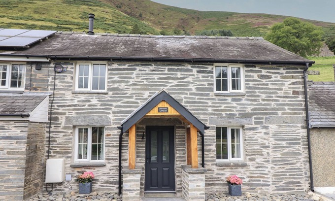 Dinas Mawddwy Cottage | BWTHYN CAMLAN, family friendly, with hot tub in Dinas Mawddwy